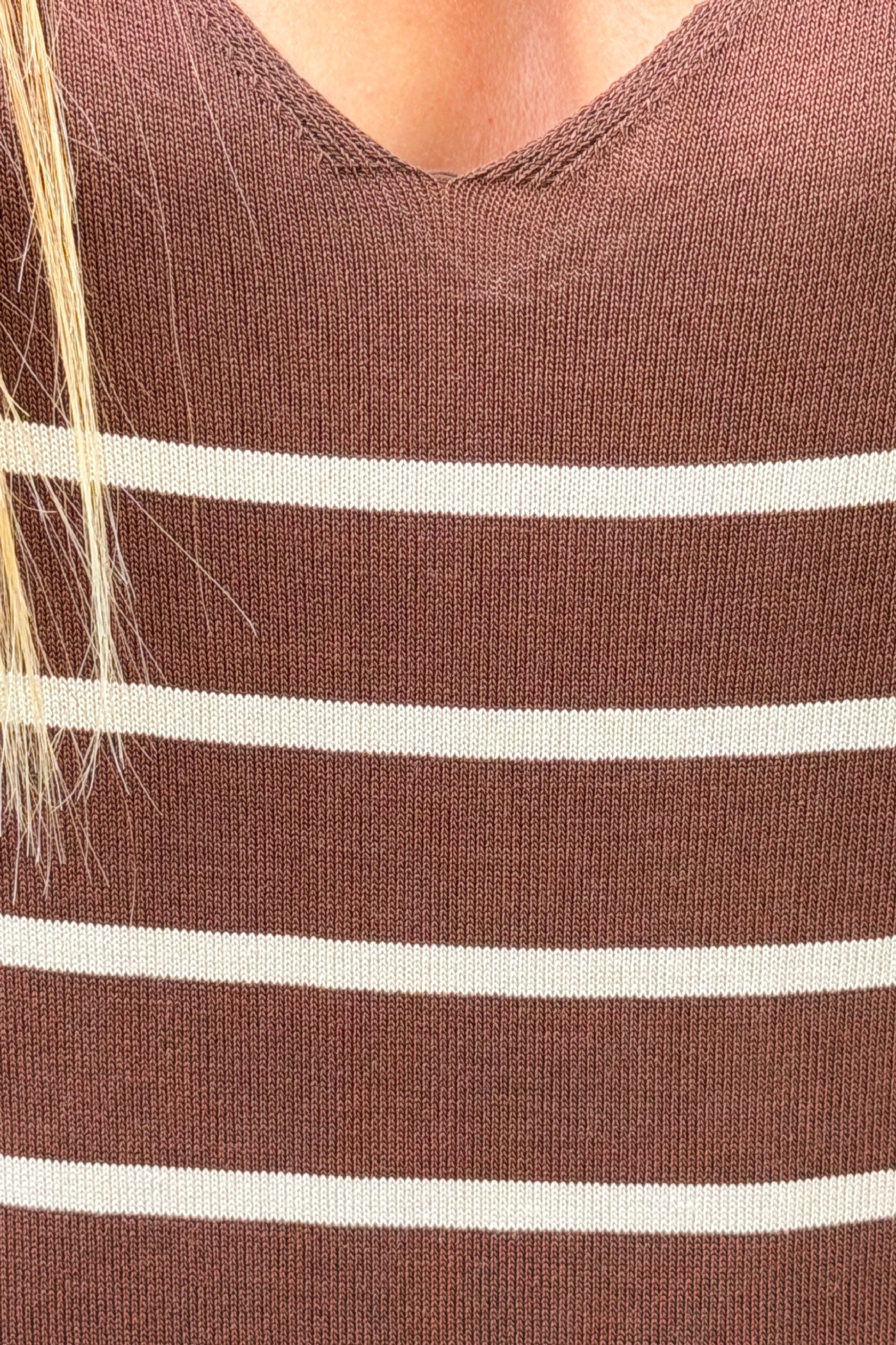 Robe longue marron à rayures style marinière en petite maille col V