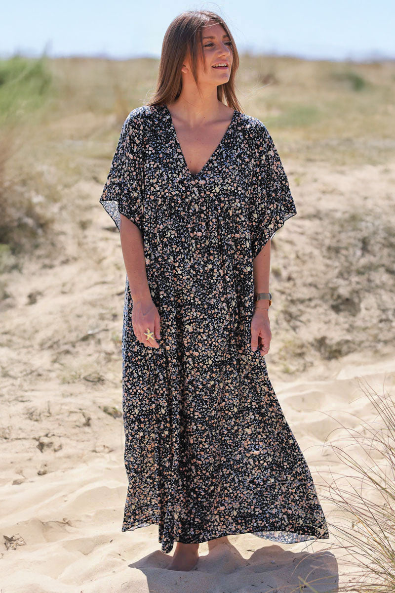 Robe longue fond noir fluide col V manches courtes imprimé liberty