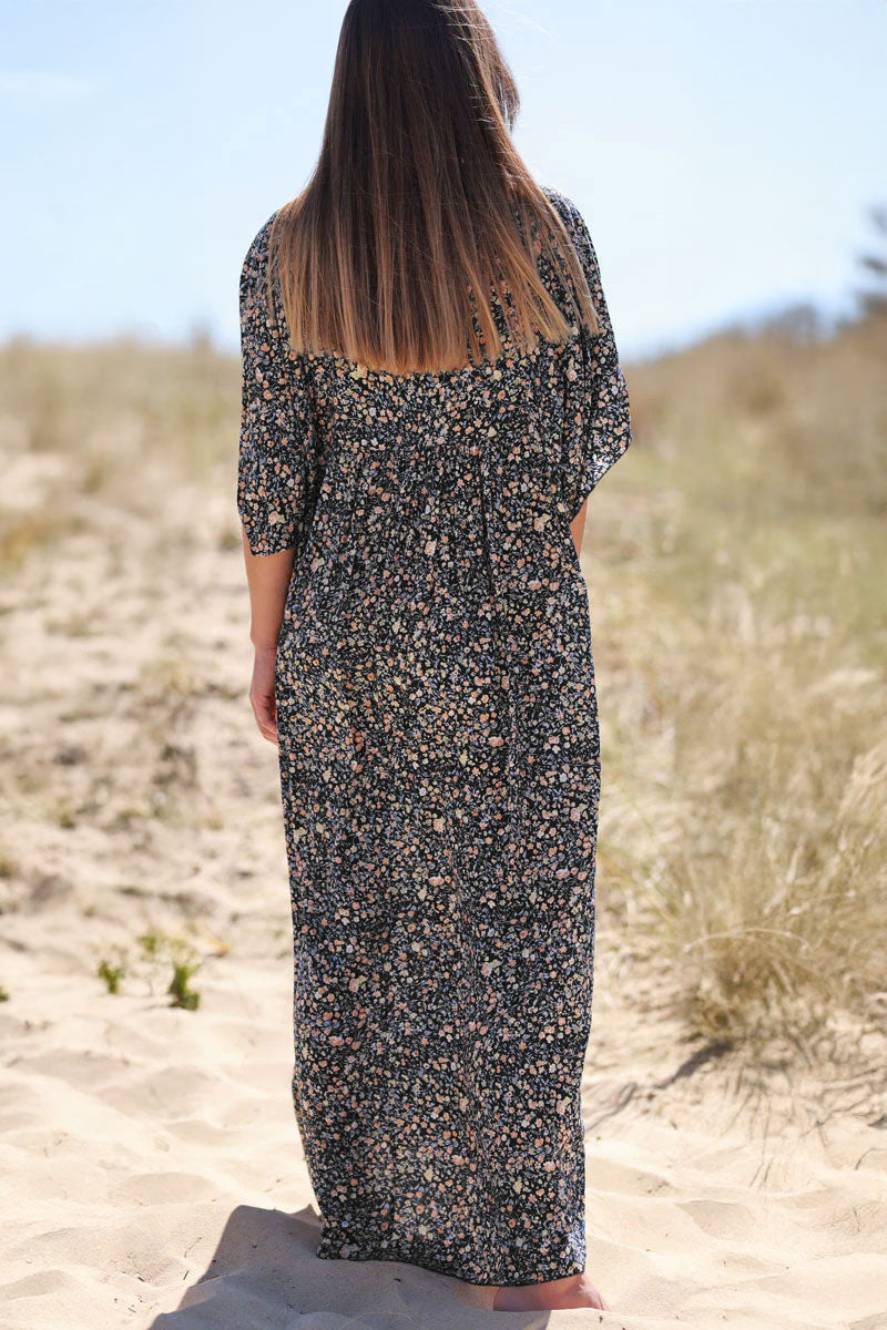 Robe longue fond noir fluide col V manches courtes imprimé liberty