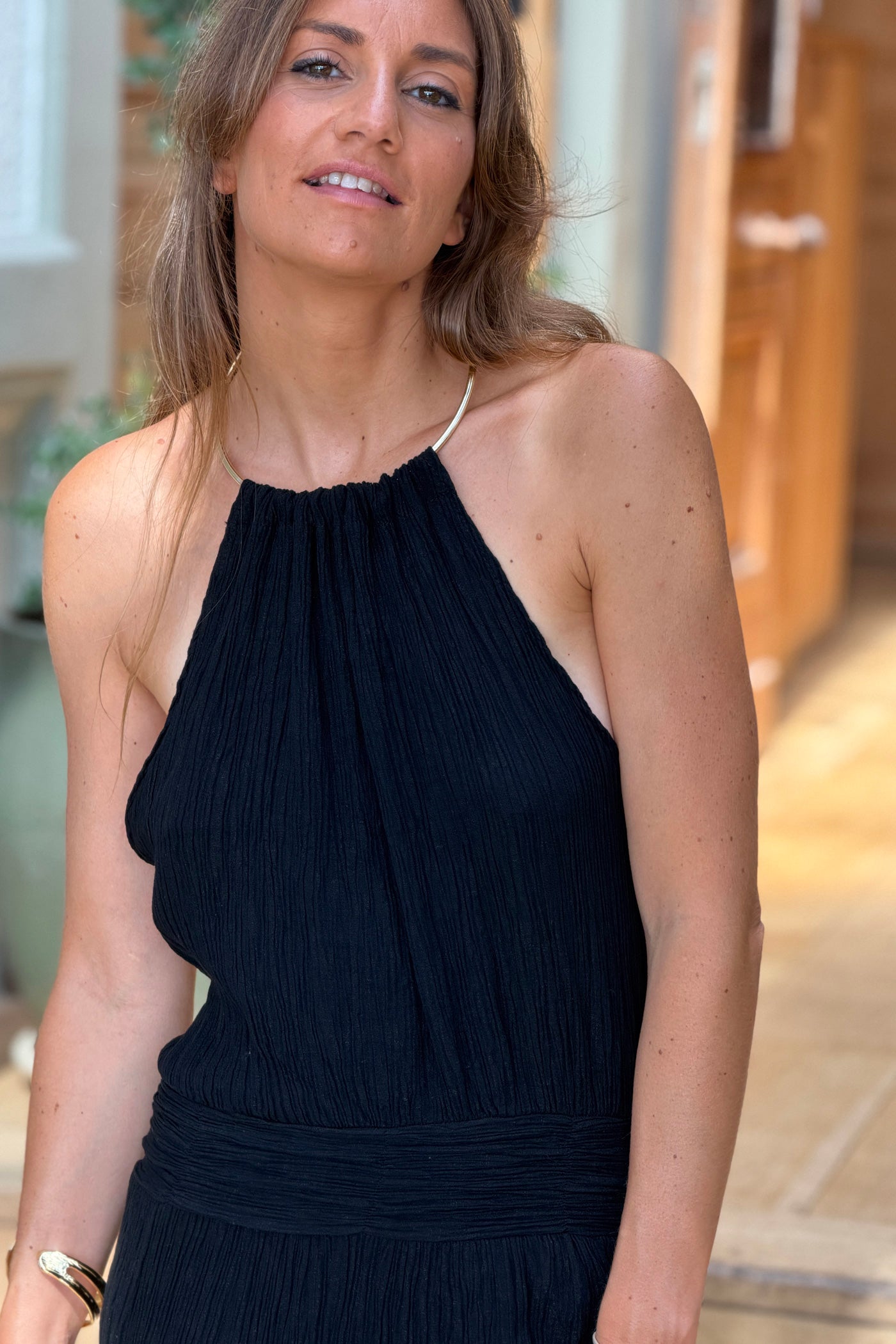 Robe longue noire fluide effet drapé irisé col collier et dos nu