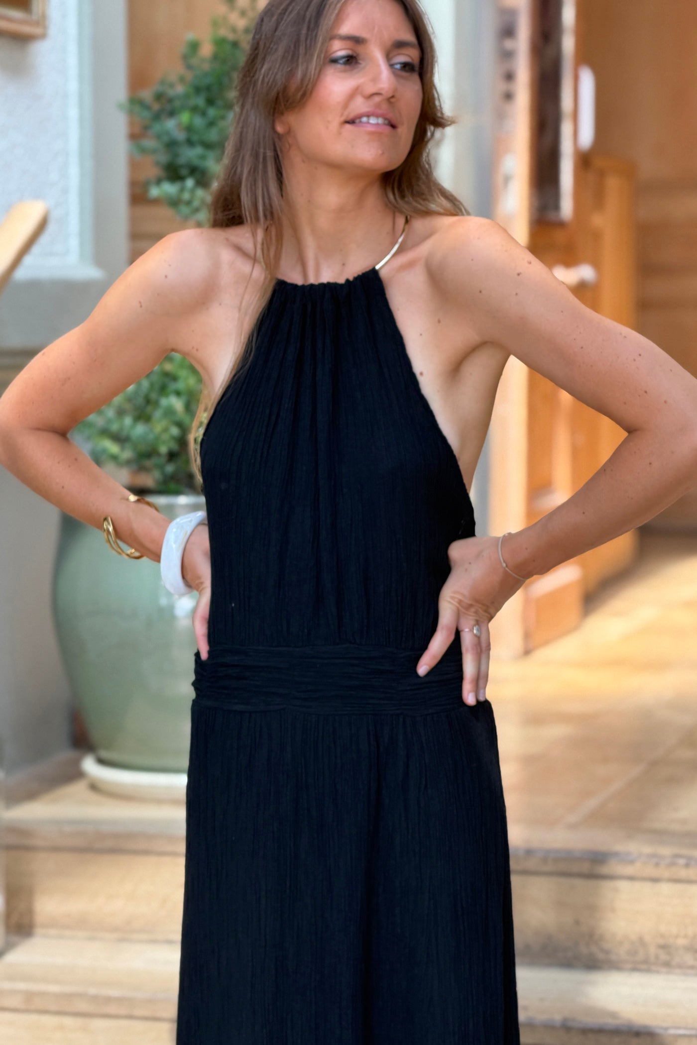 Robe longue noire fluide effet drapé irisé col collier et dos nu
