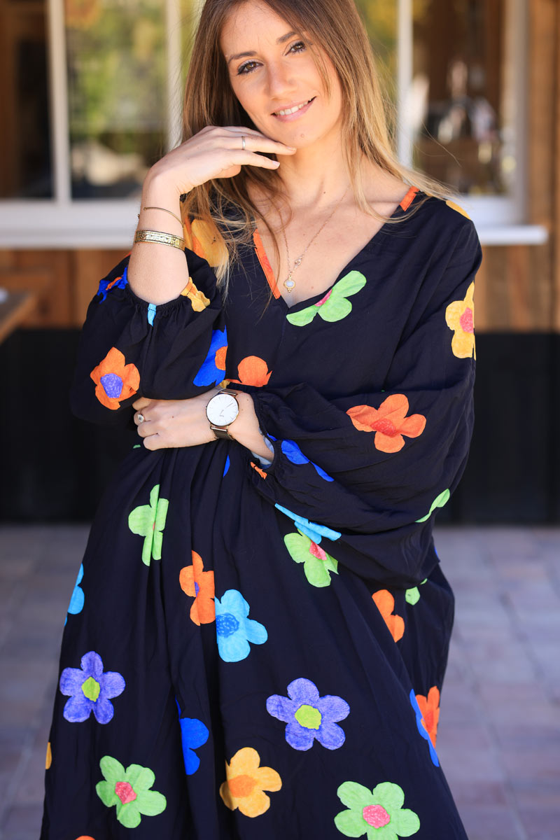 Robe longue noire fluide et large col v imprime fleurs multicolores