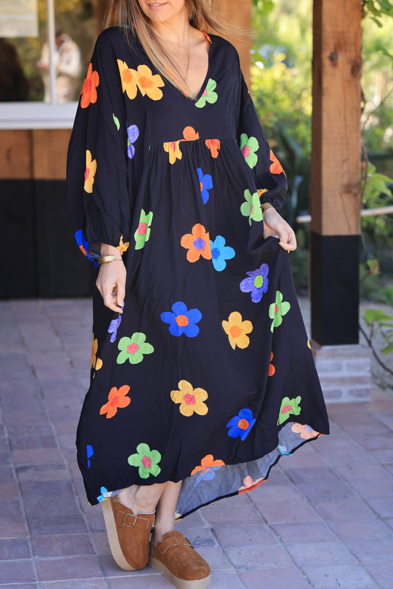 Robe longue noire fluide et large col v imprimé fleurs multicolores