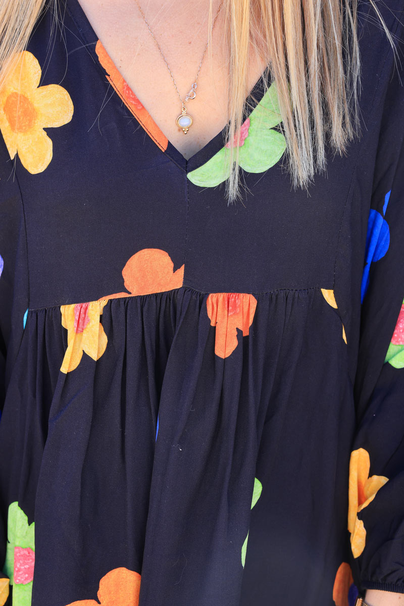 Robe longue noire fluide et large col v imprimé fleurs multicolores