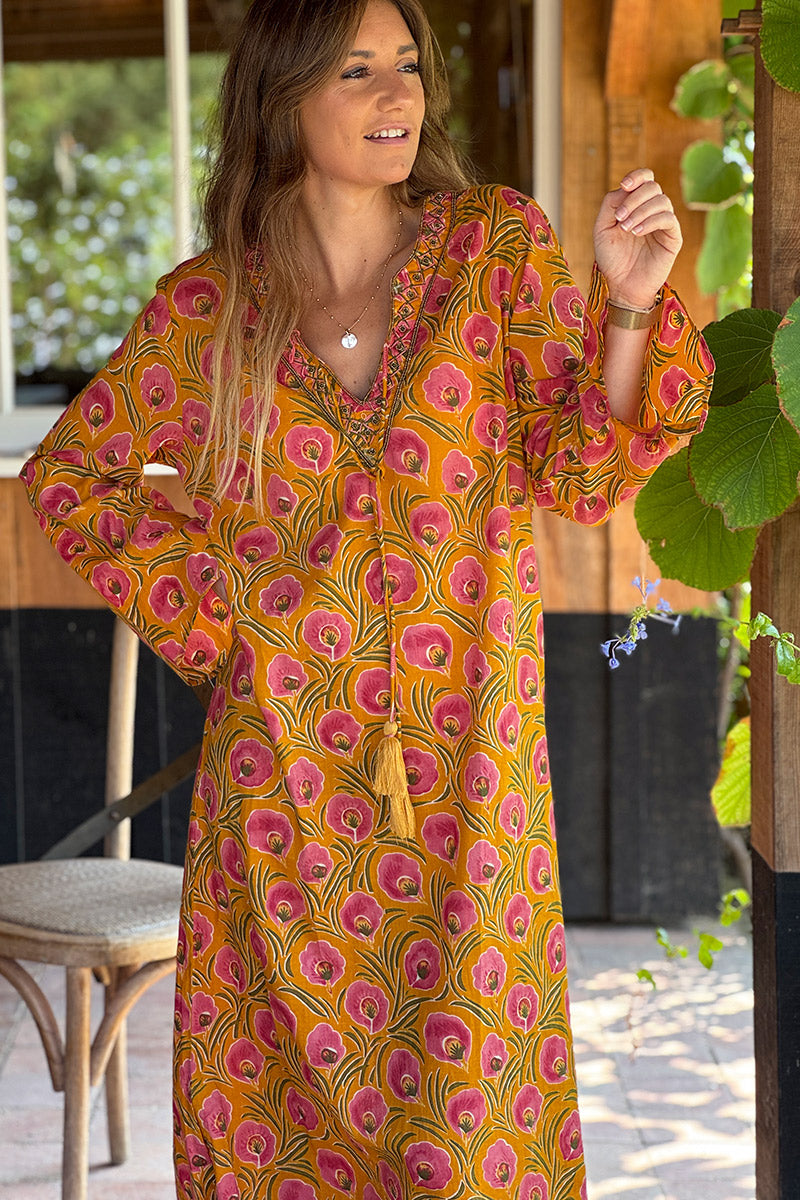 Robe longue orange en coton imprimé fleurs roses col perles et pompons