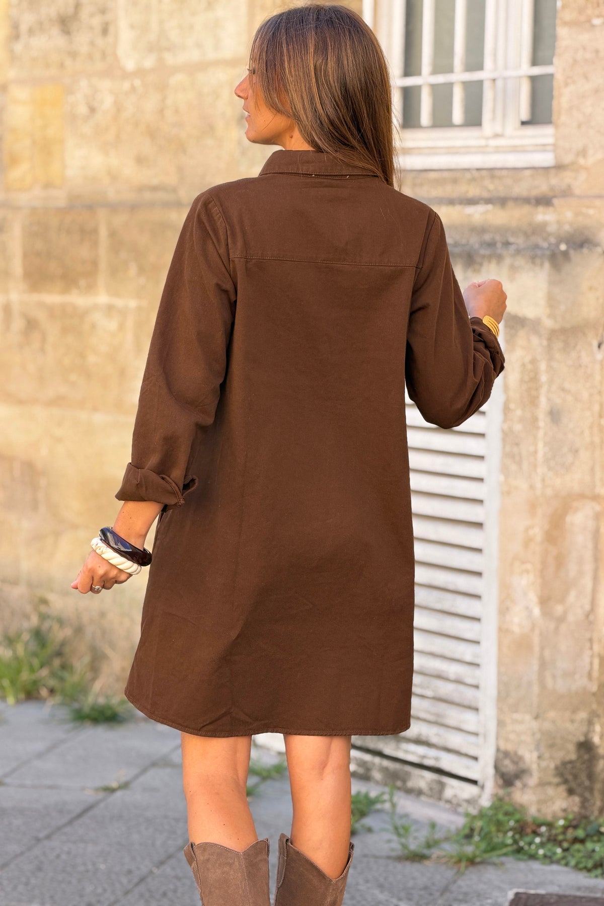 Robe marron en toile de jean col avec boutons écaille