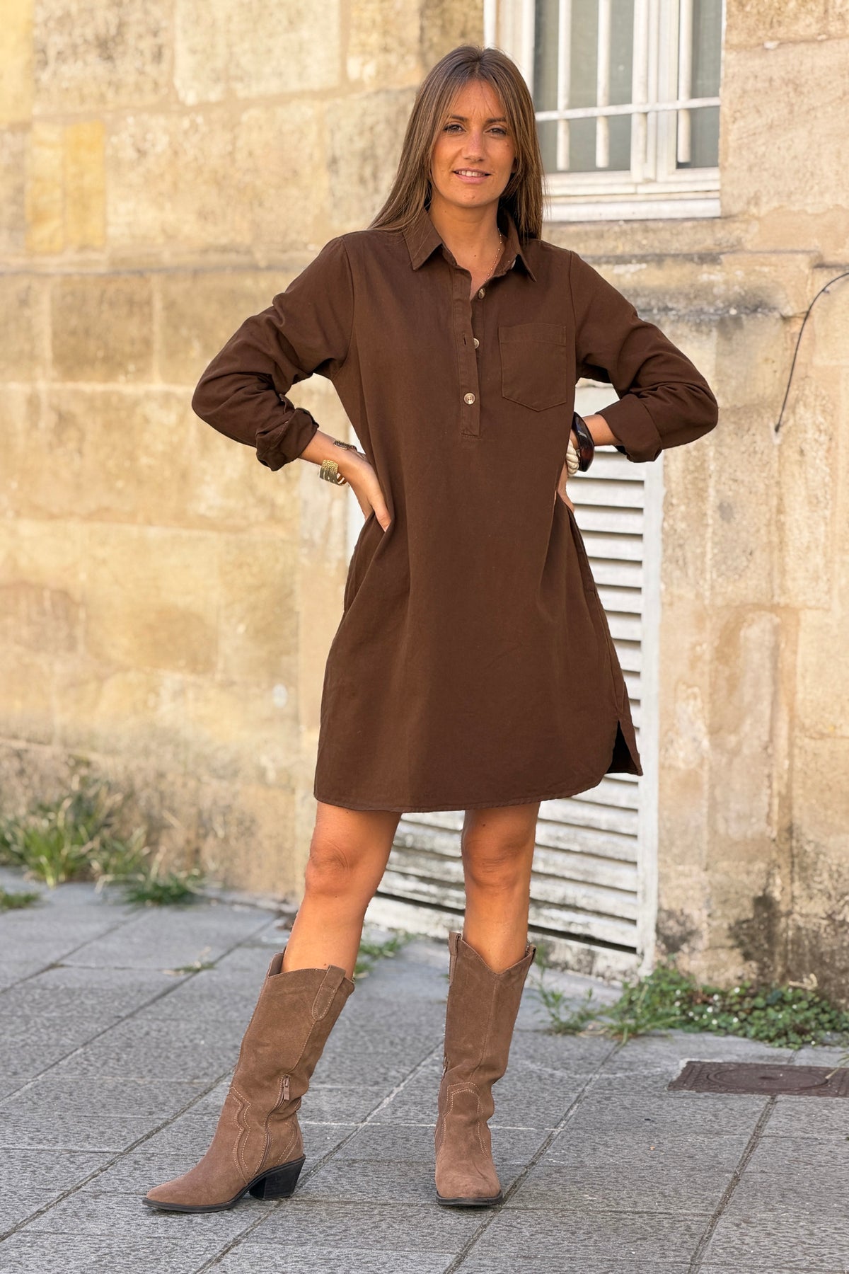 Robe marron en toile de jean col avec boutons écaille