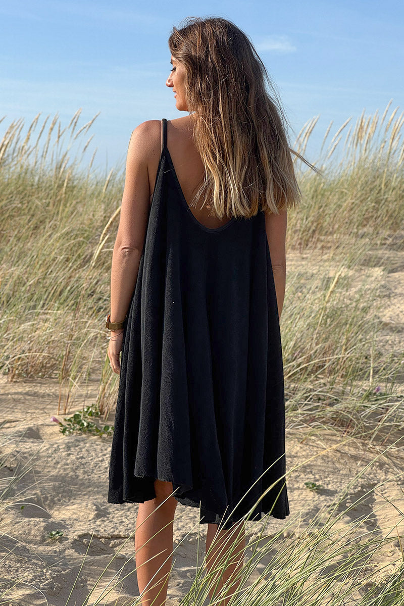Robe noire en éponge souple à bretelles