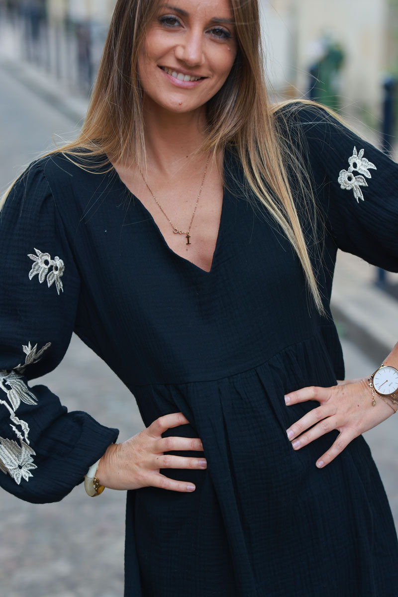 Vestido negro de gasa de algodón con escote en pico y bordado de flores beige en las mangas