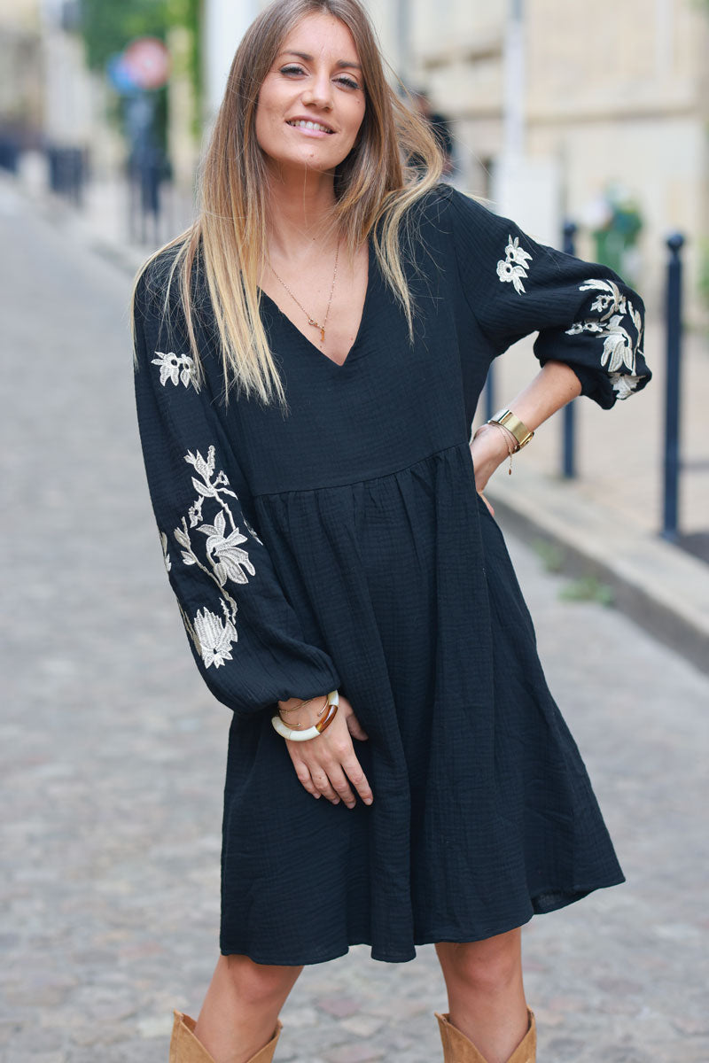 Vestido negro de gasa de algodón con escote en pico y bordado de flores beige en las mangas