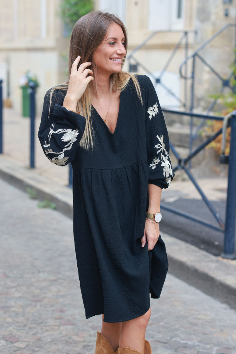 Vestido negro de gasa de algodón con escote en pico y bordado de flores beige en las mangas