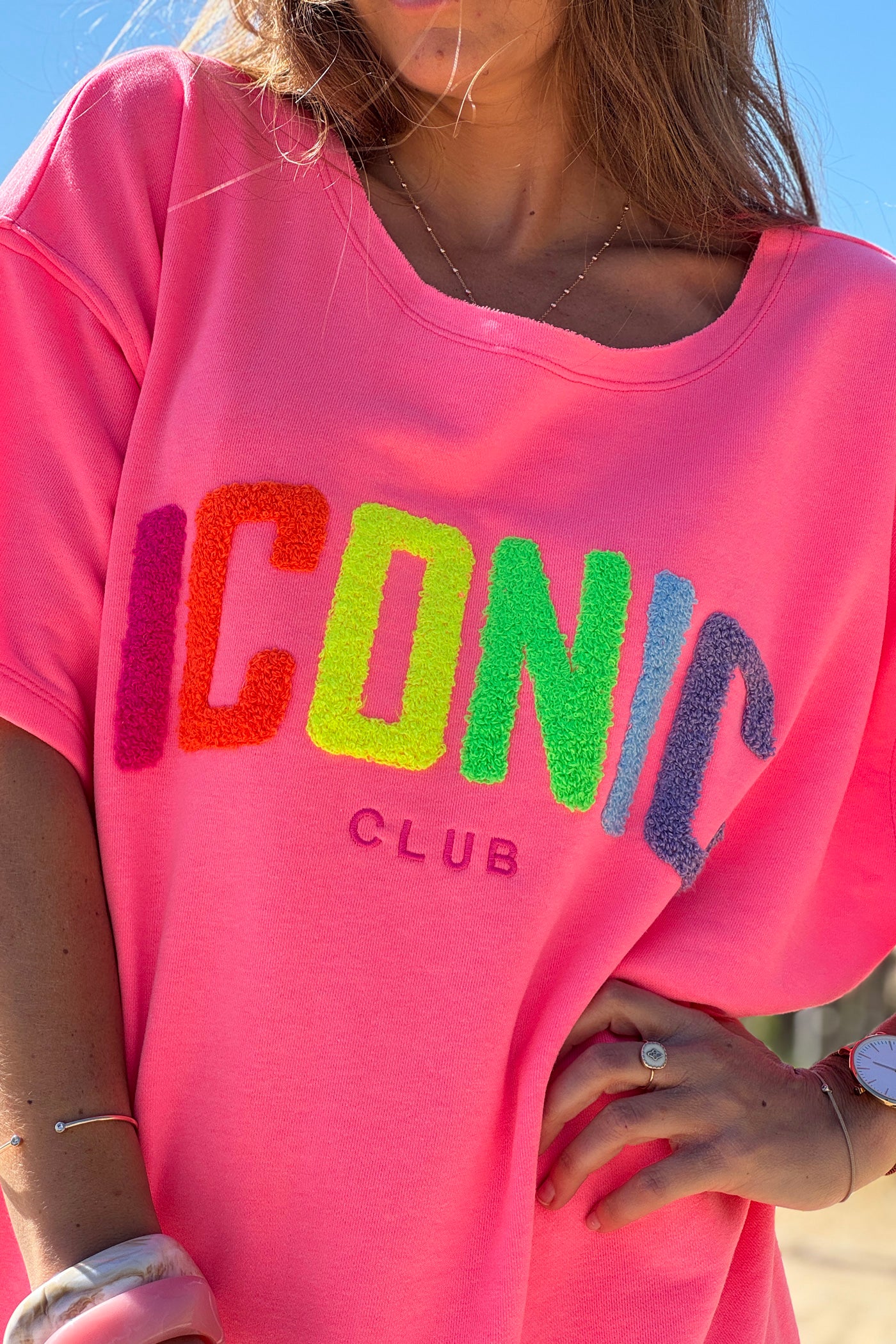 Robe sweat rose fluo broderie Iconic club multicolore en bouclettes