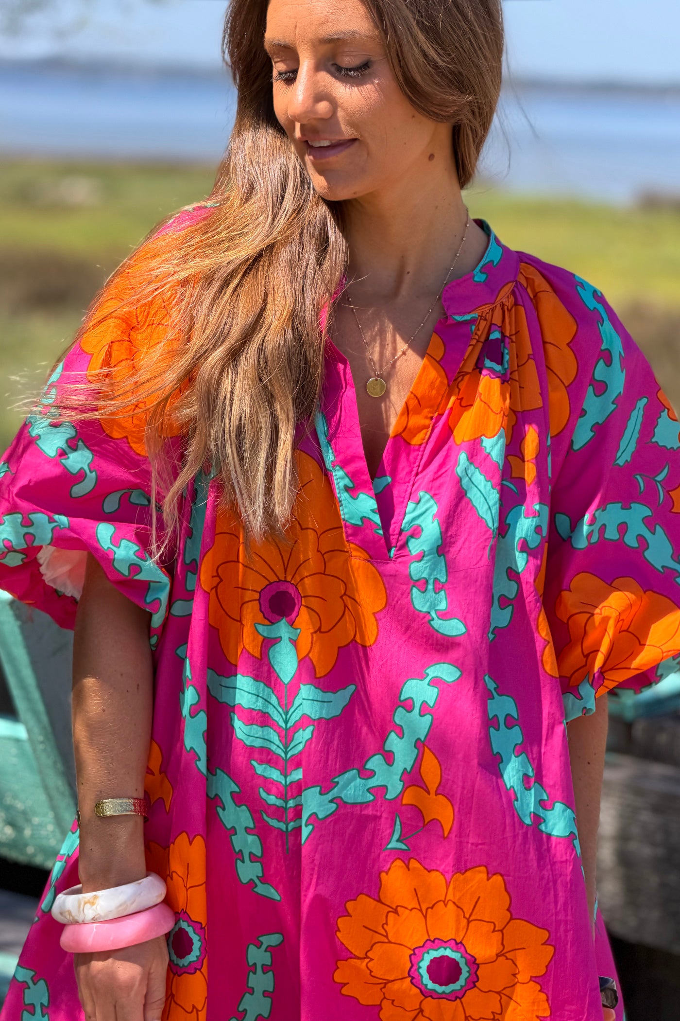 Robe très large fuchsia en coton imprimé grandes fleurs orange manches bouffantes