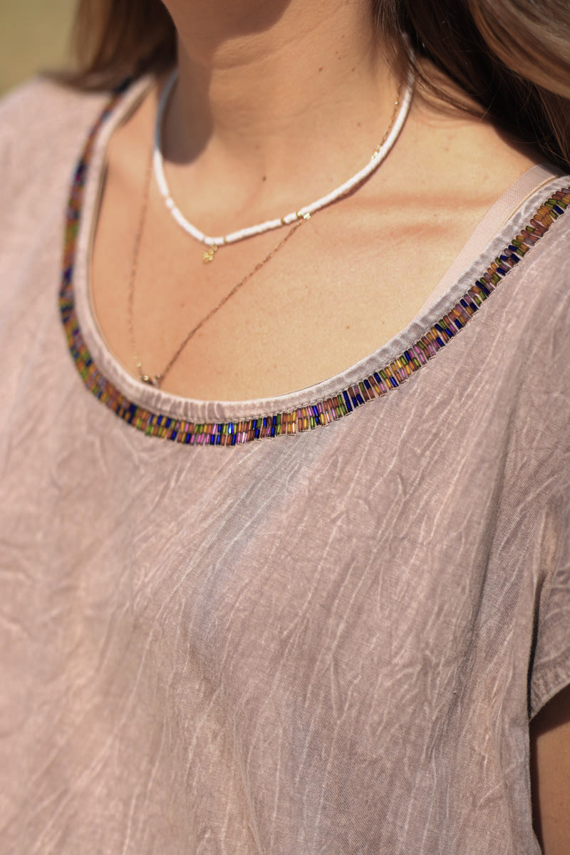 Robe t-shirt longue fendue taupe effet délavé col perles colorées