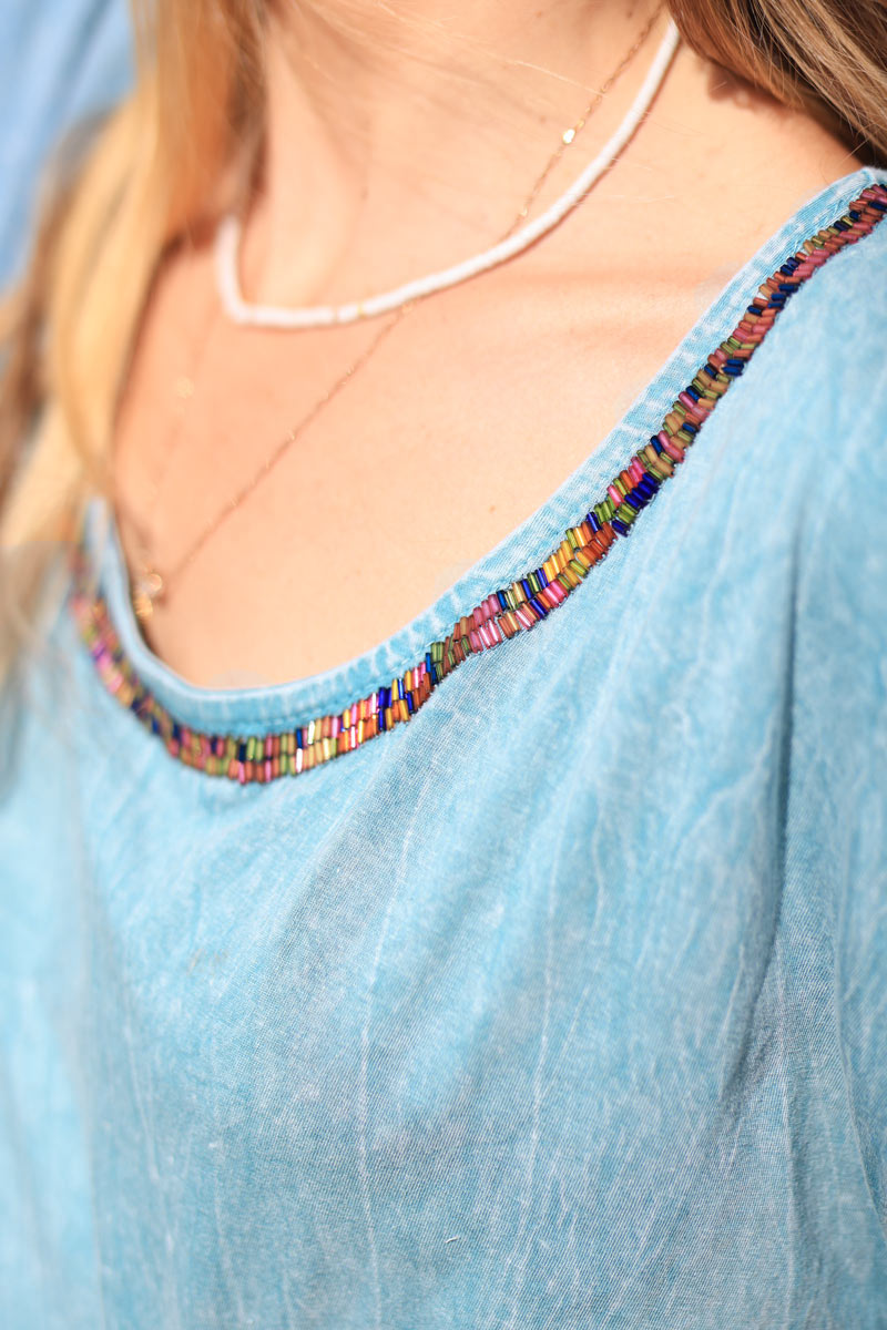 Robe t-shirt longue fendue turquoise foncé effet délavé col perles colorées