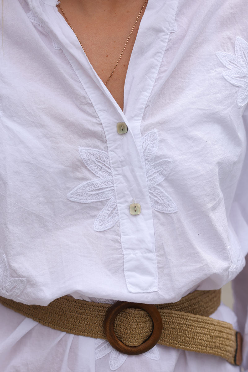 Vestido túnica blanco con bordado de flores y cuello con botones.