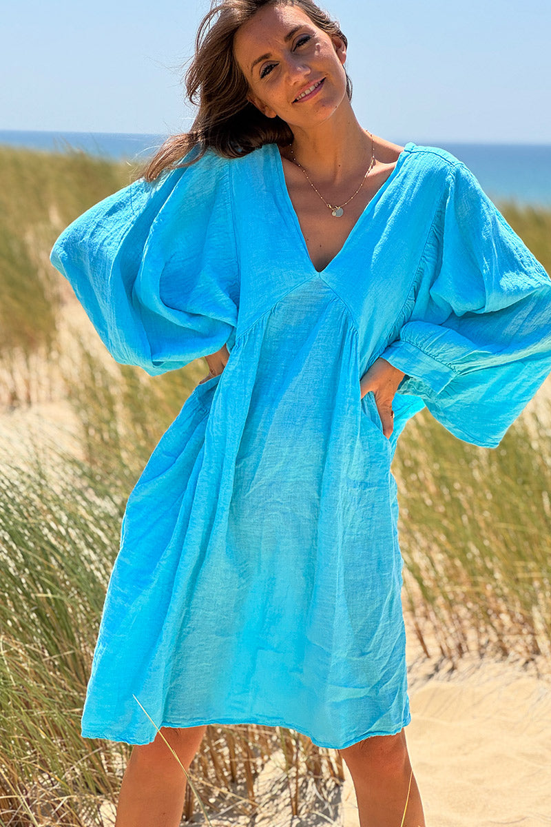 Robe turquoise en lin large manches chauve souris col v