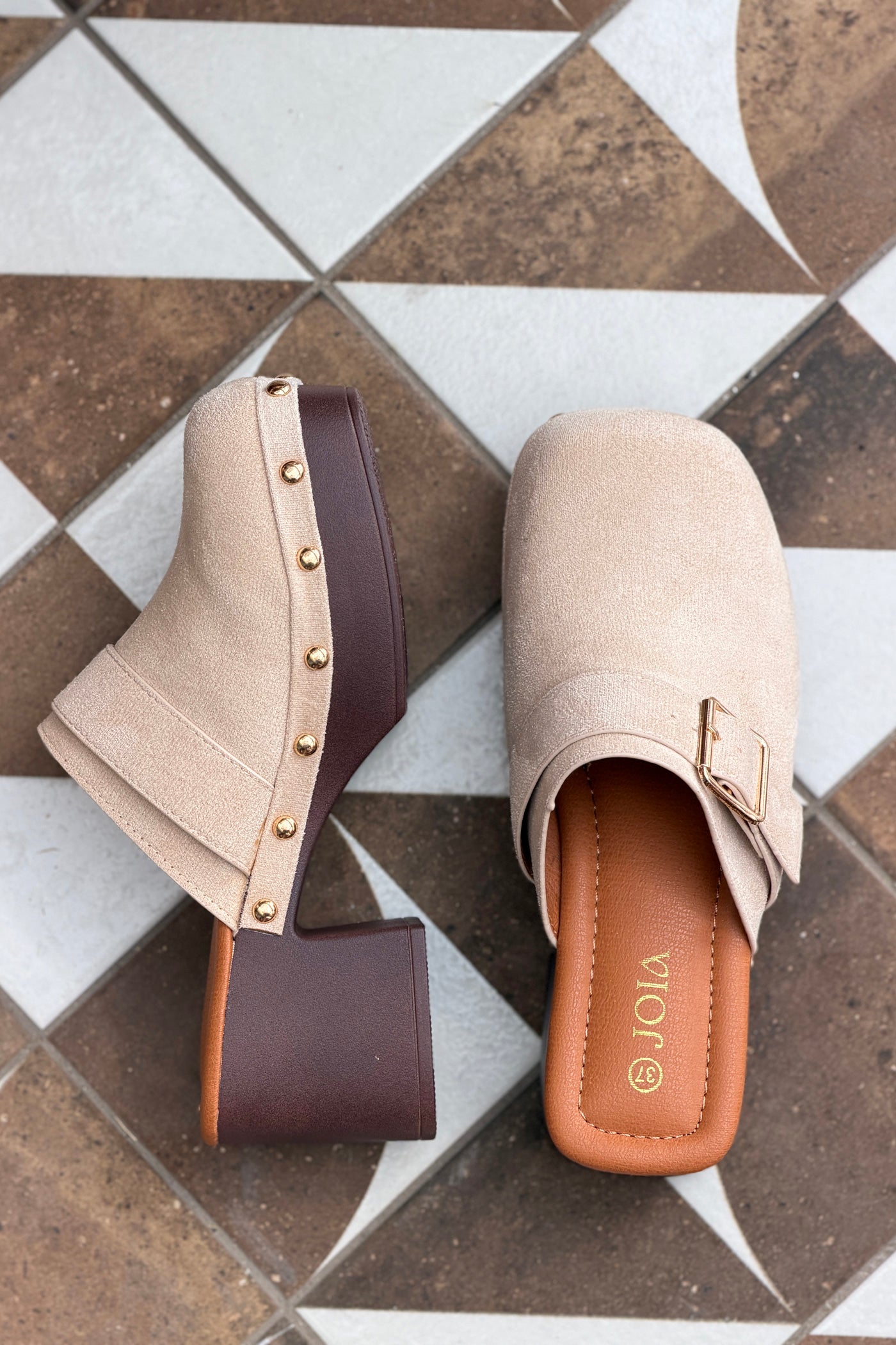 Sabots beige à talons détails boucle et clous