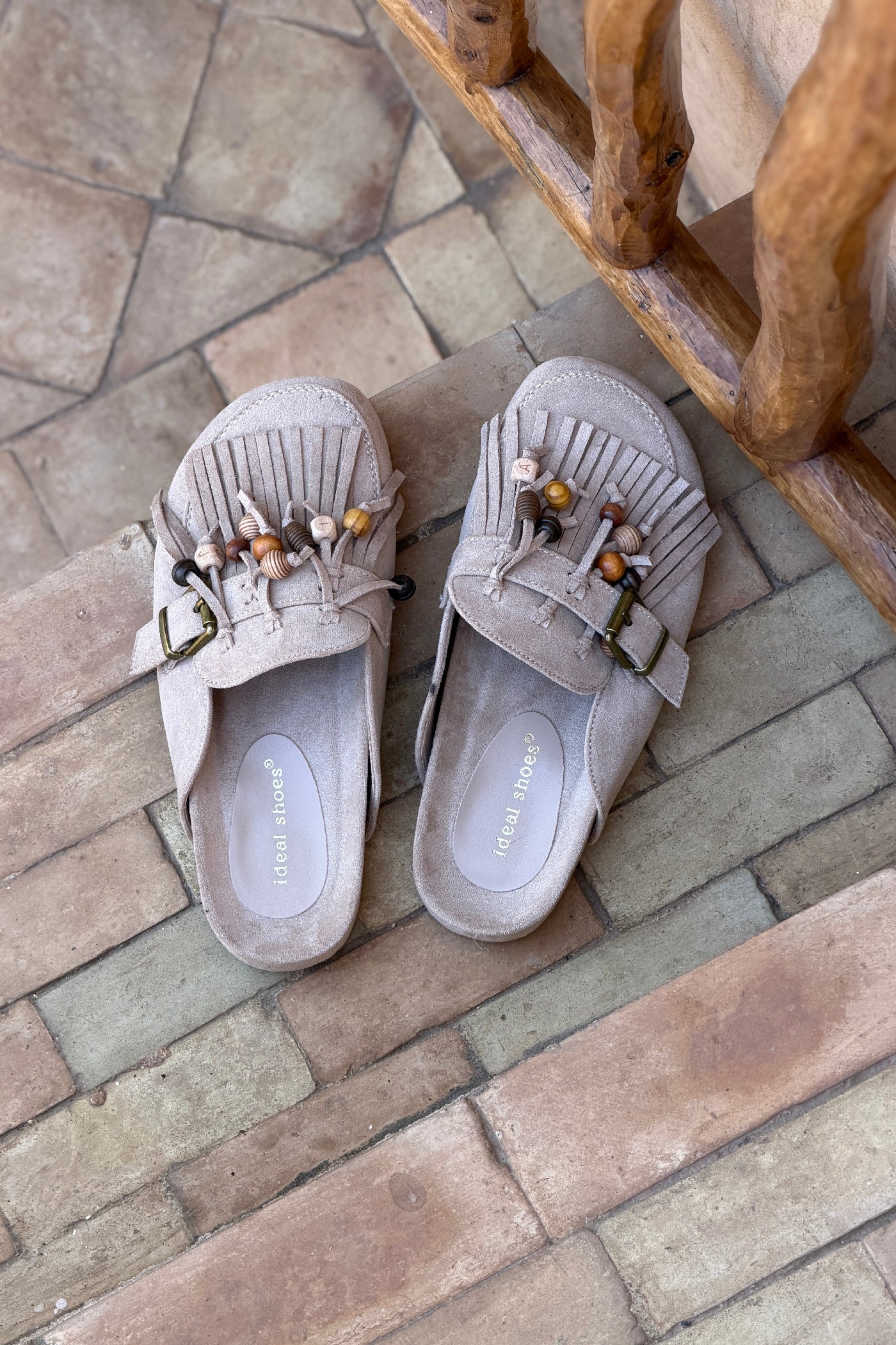 Sabots mules en suédine beige avec boucles franges et perles bois