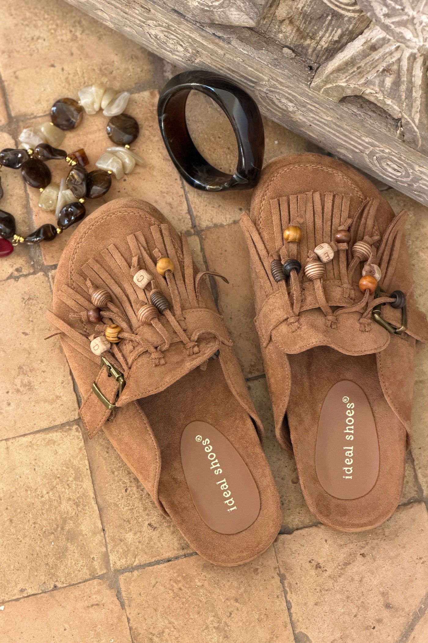 Sabots mules en suédine camel avec boucles franges et perles bois