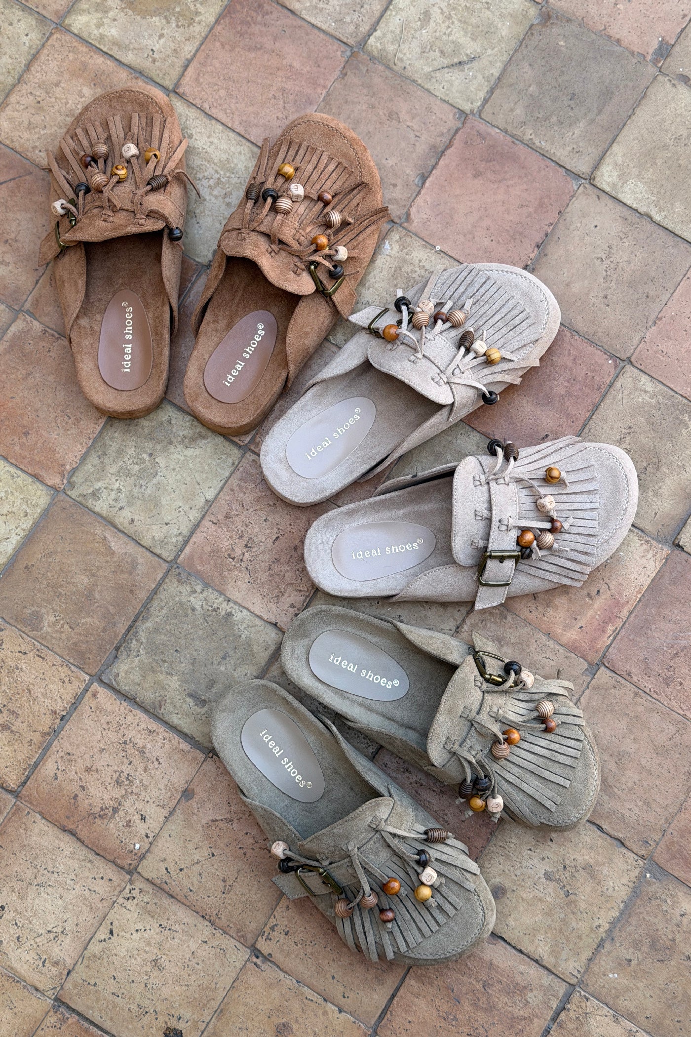 Sabots mules en suédine kaki avec boucles franges et perles bois