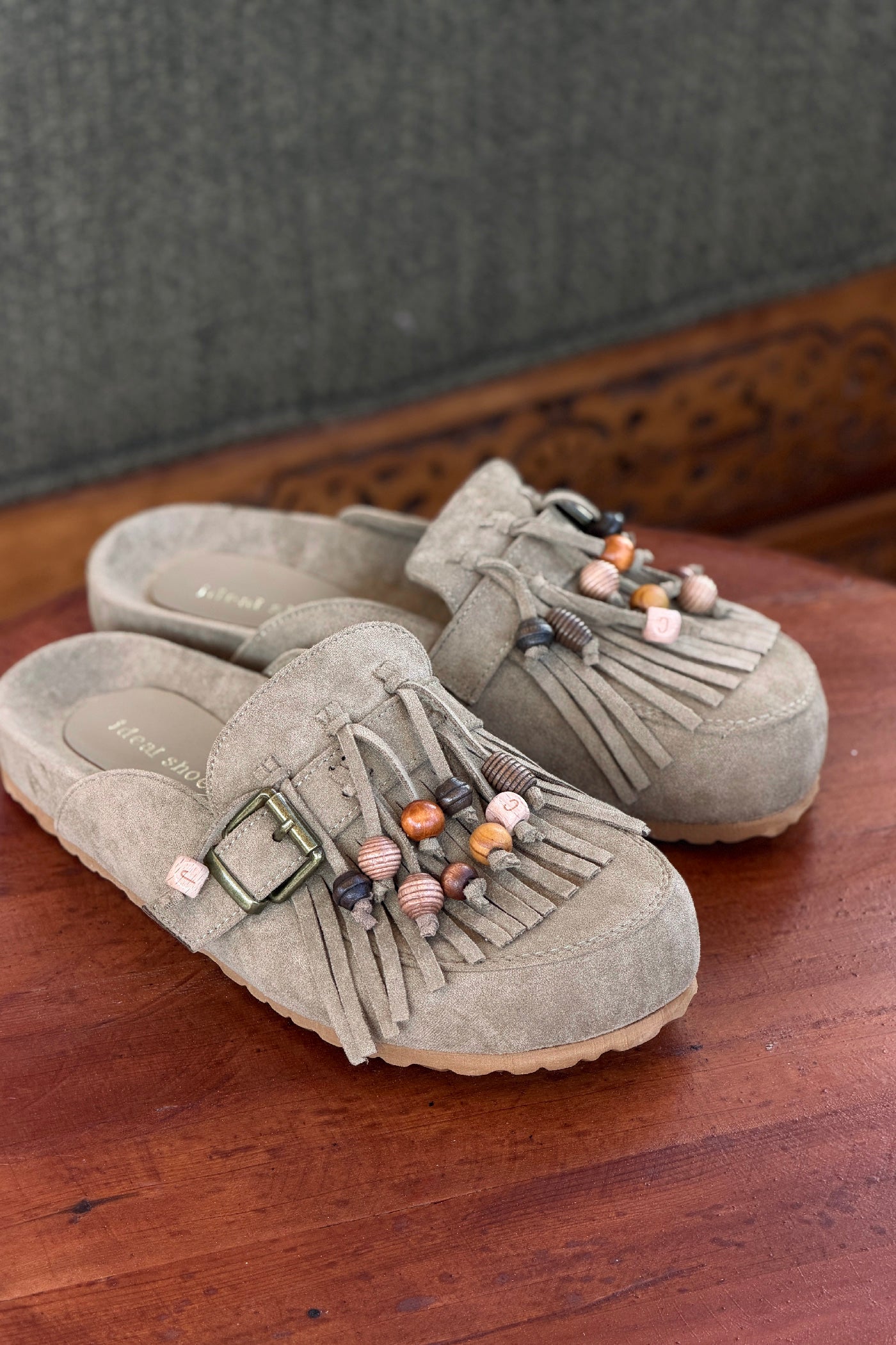 Sabots mules en suédine kaki avec boucles franges et perles bois