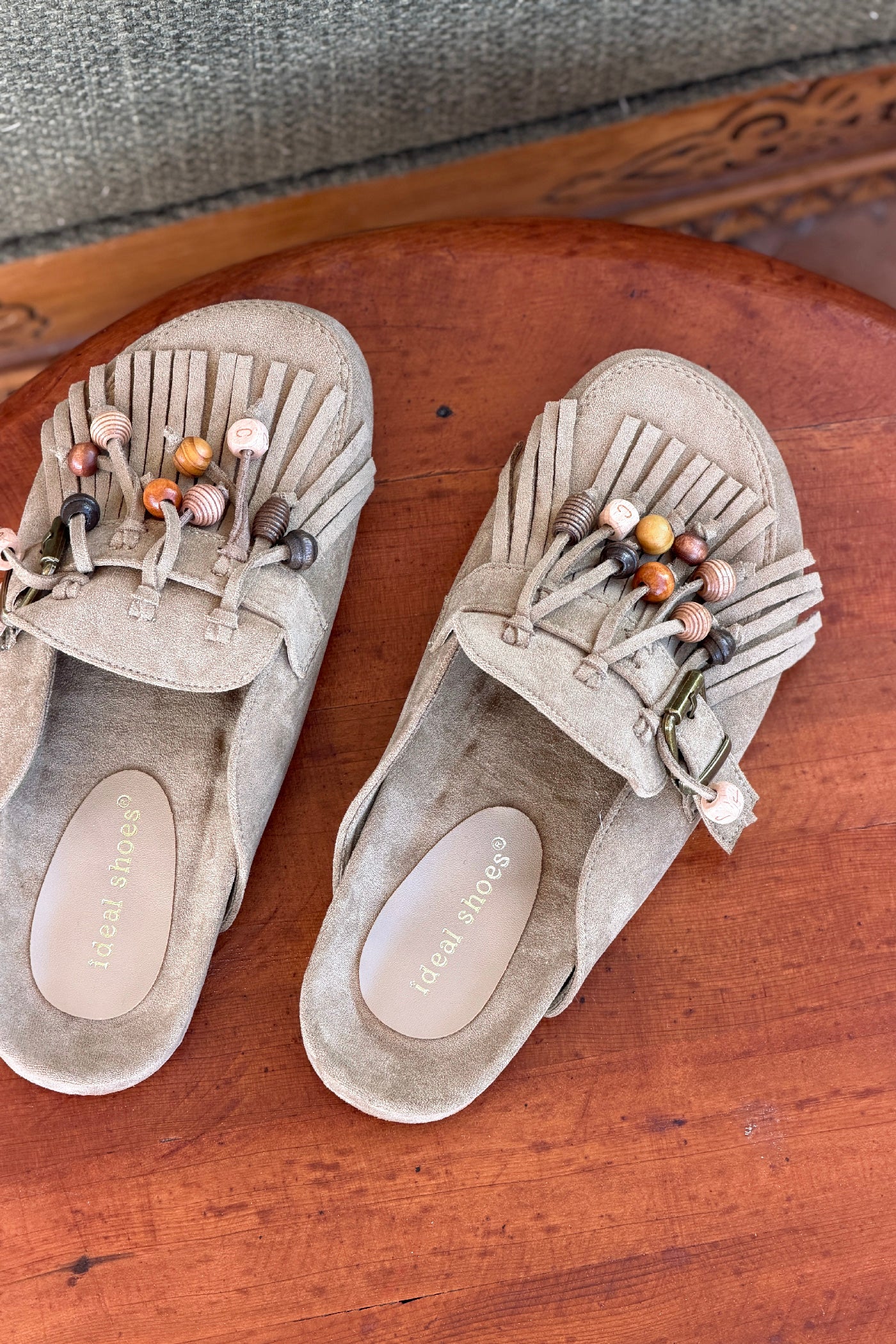 Sabots mules en suédine kaki avec boucles franges et perles bois