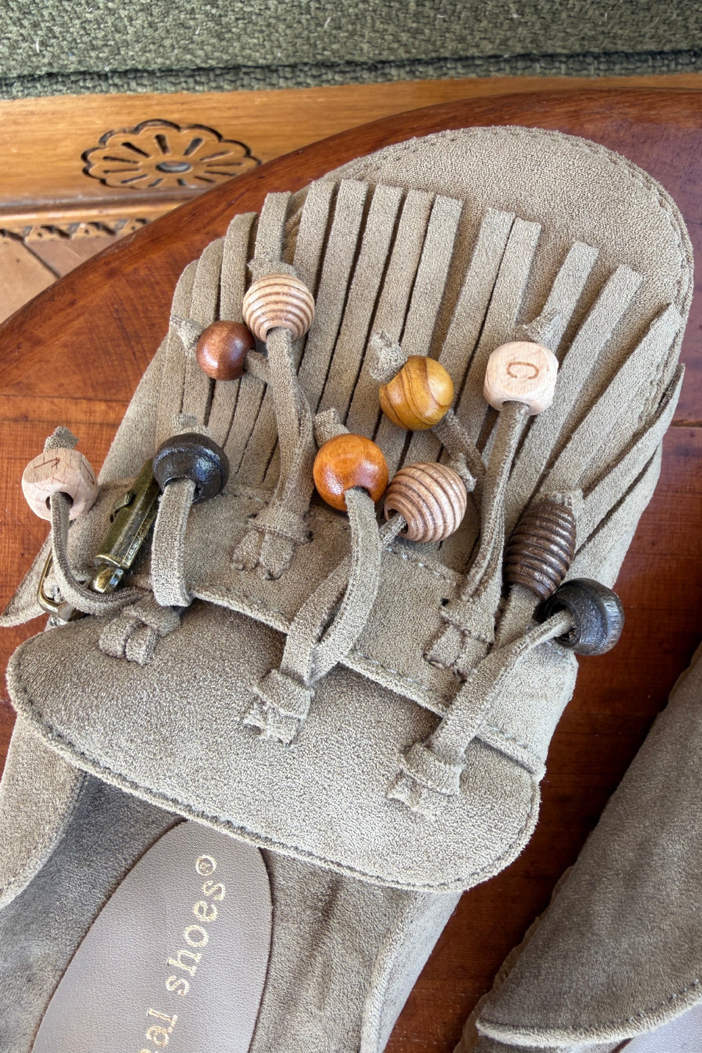 Sabots mules en suédine kaki avec boucles franges et perles bois