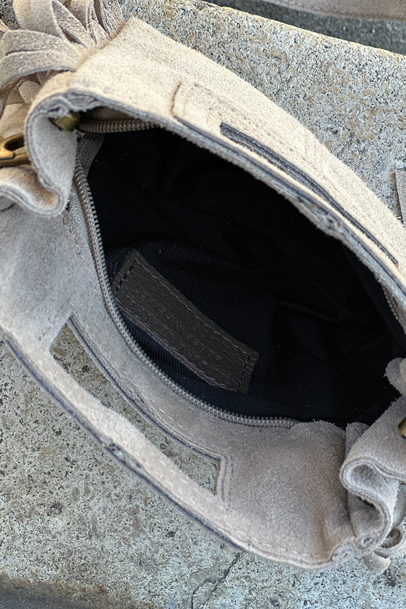 Sac à main à franges beige en cuir suède anse poignée et bandoulière mini format