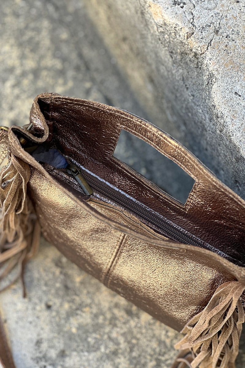 Sac à main à franges taupe bronze en cuir irisé anse poignée et bandoulière