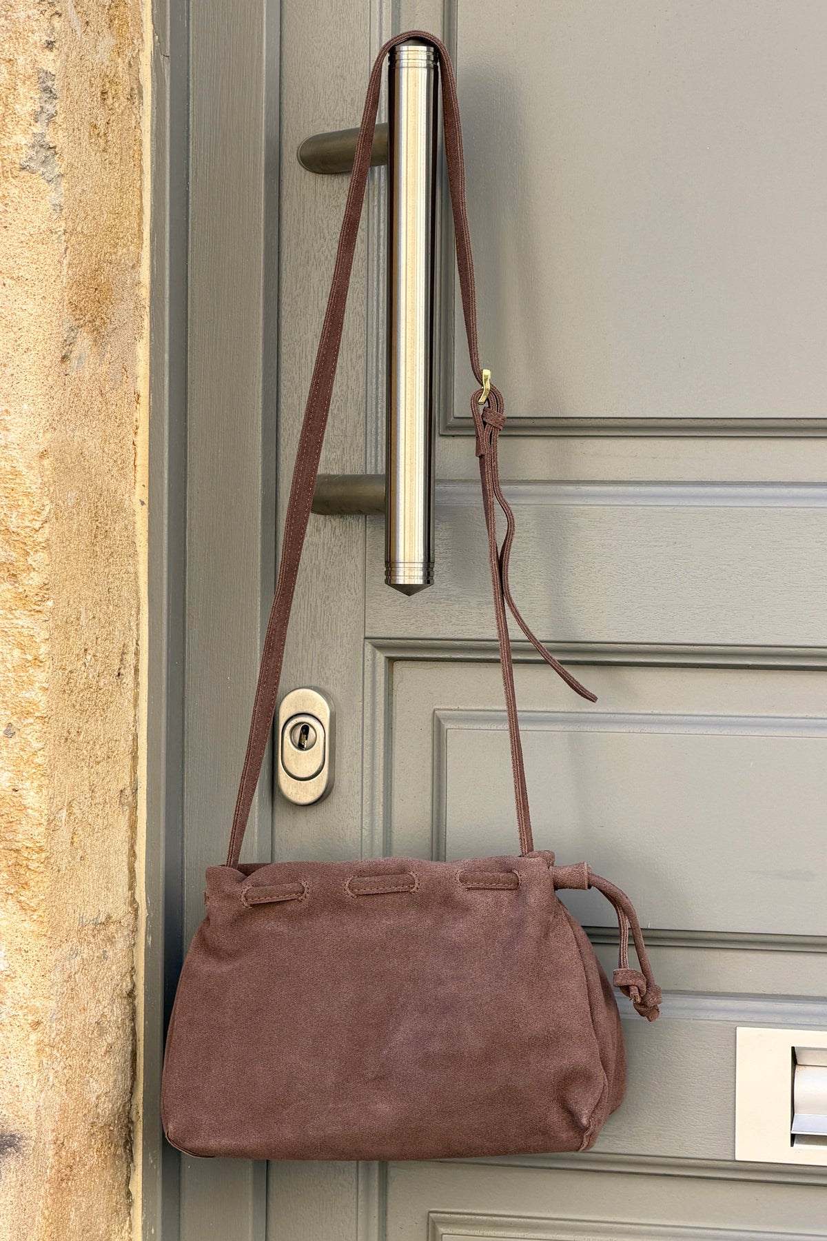 Sac a main en cuir velours souple taupe resserable