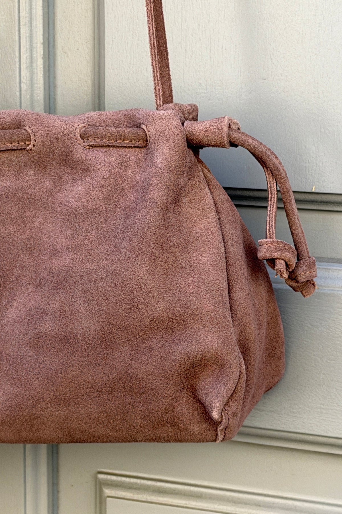 Sac a main en cuir velours souple taupe resserable