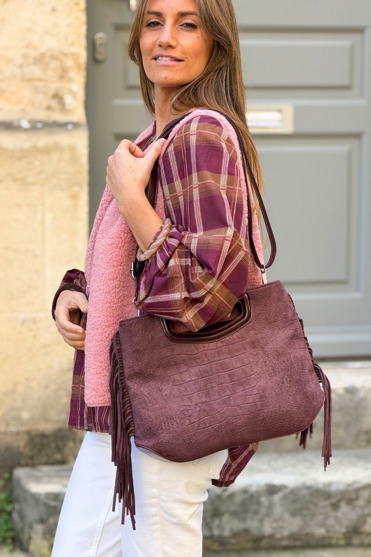 Sac à main en suédine aubergine effet croco détail franges