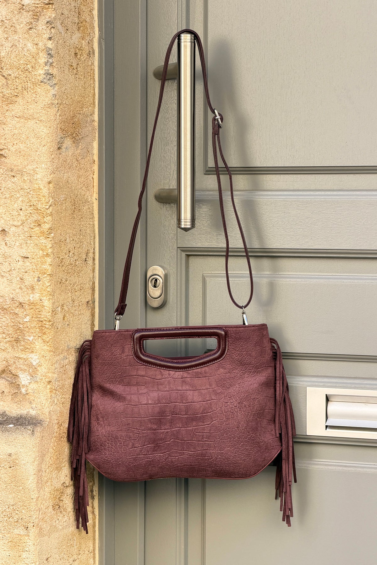 Sac à main en suédine aubergine effet croco détail franges