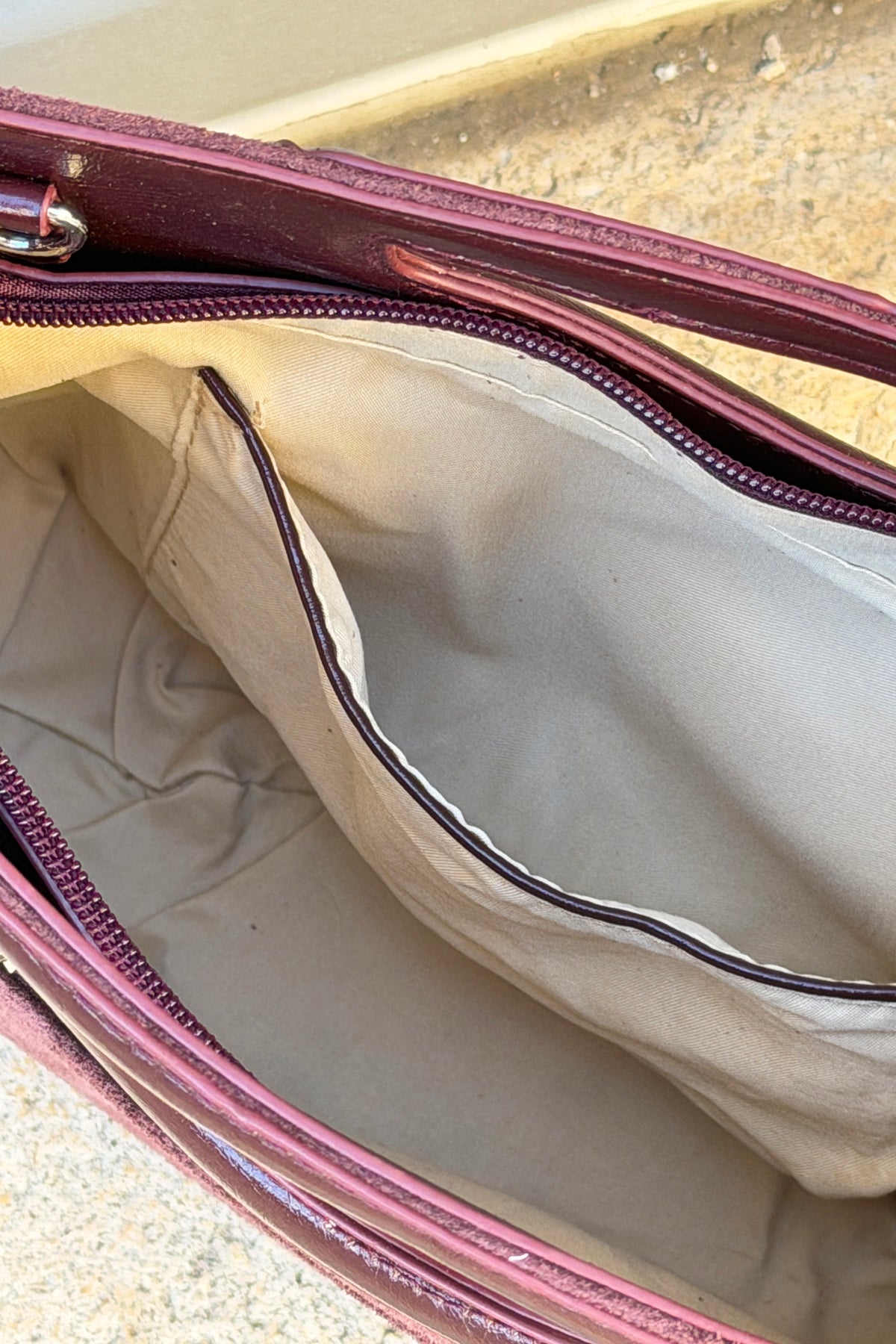 Sac à main en suédine aubergine effet croco détail franges