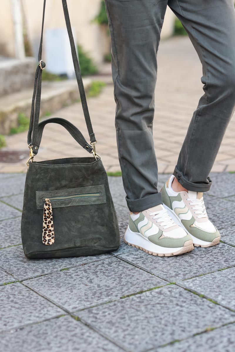 Bolso de mano caqui con forma de cubo en ante con detalles de leopardo