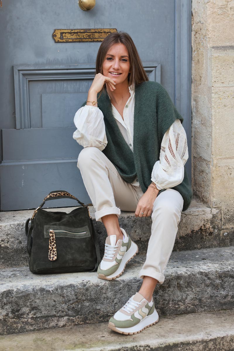 Bolso de mano caqui con forma de cubo en ante con detalles de leopardo