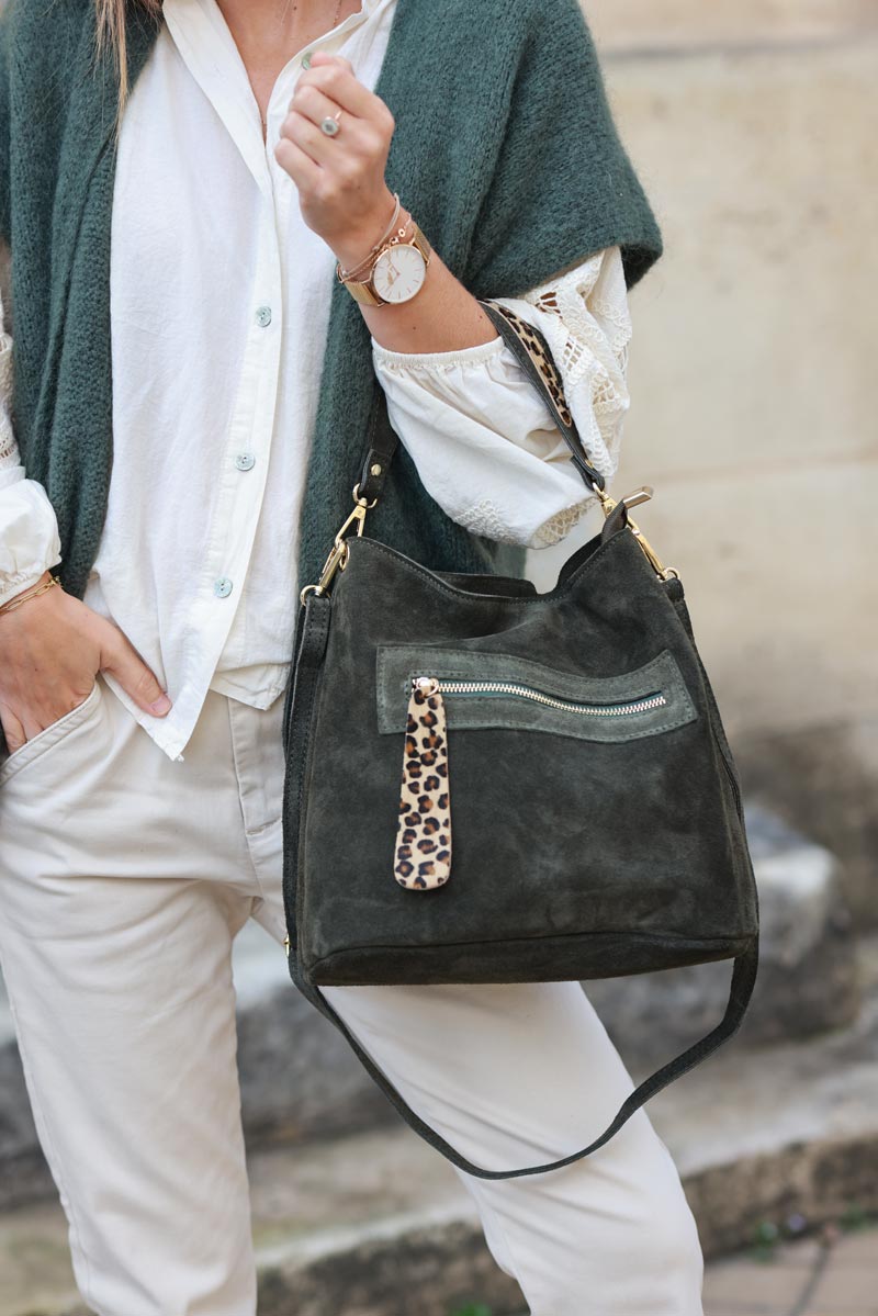 Bolso de mano caqui con forma de cubo en ante con detalles de leopardo