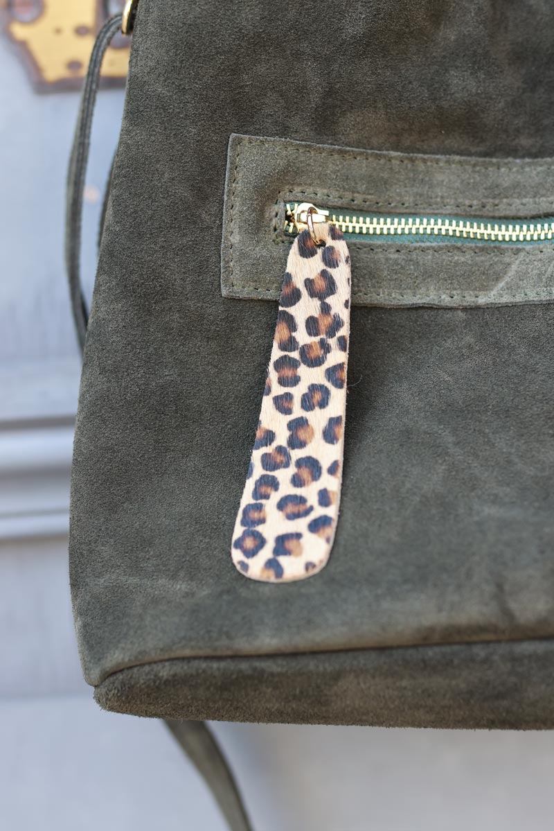 Bolso de mano caqui con forma de cubo en ante con detalles de leopardo