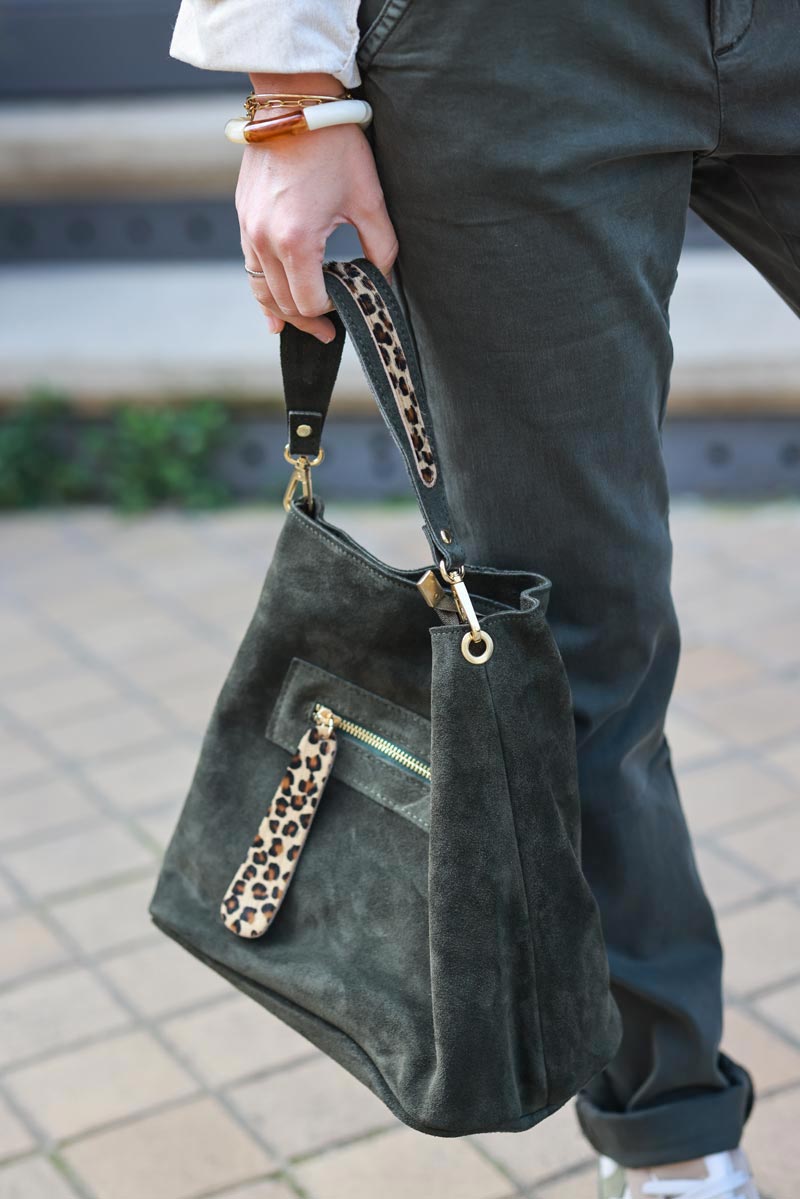 Bolso de mano caqui con forma de cubo en ante con detalles de leopardo