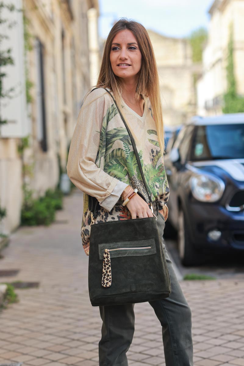 Bolso de mano caqui con forma de cubo en ante con detalles de leopardo