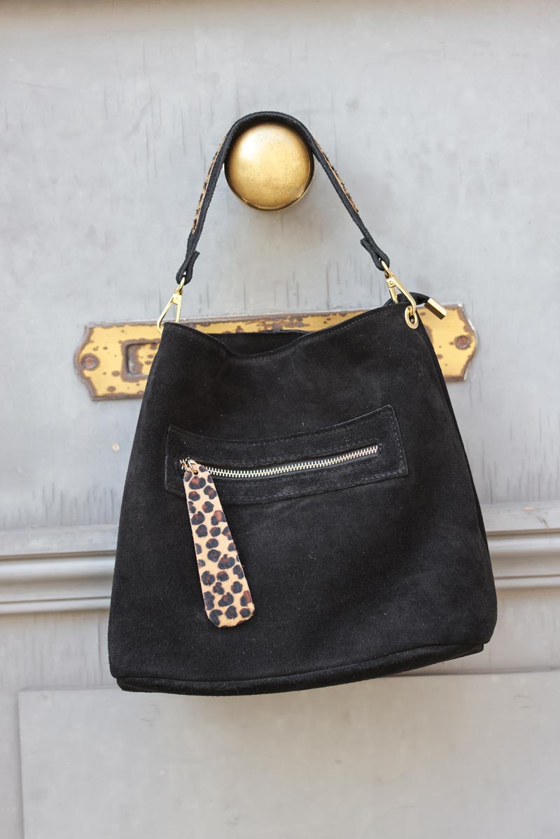 Sac à main forme seau noir en cuir velours détails léopard