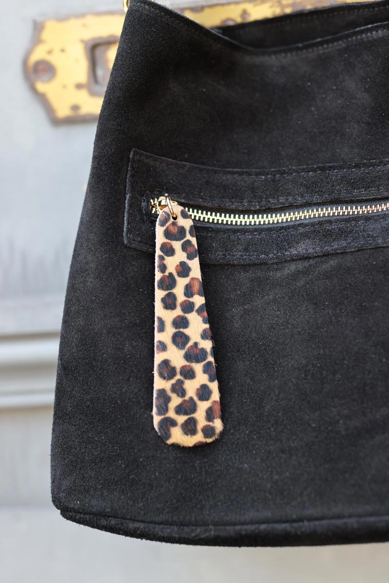 Bolso bombonera negro de ante con detalles de leopardo