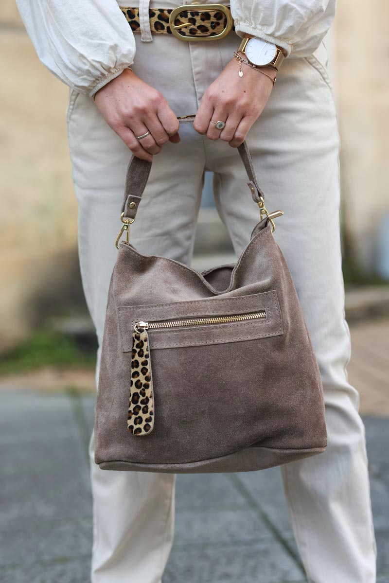 Bolso de mano tipo cubo en piel serraje color topo con detalles de leopardo