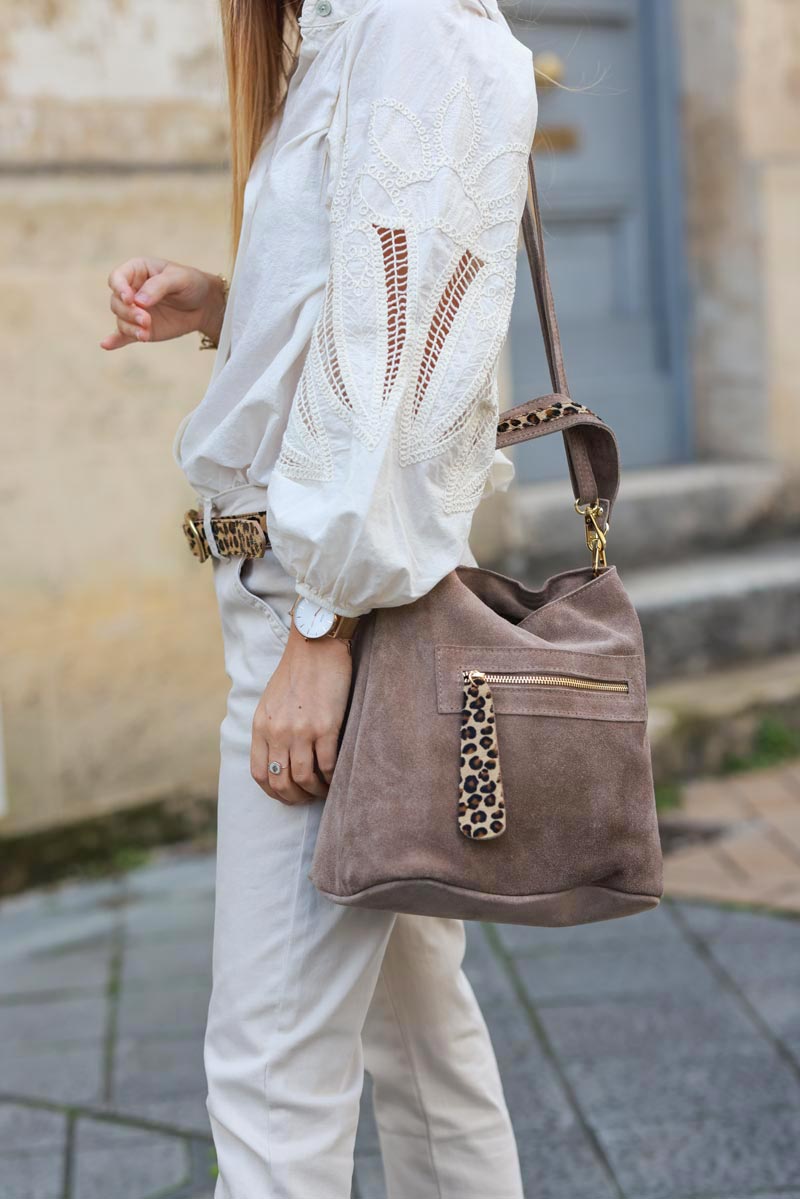 Sac à main forme seau taupe en cuir velours détails léopard