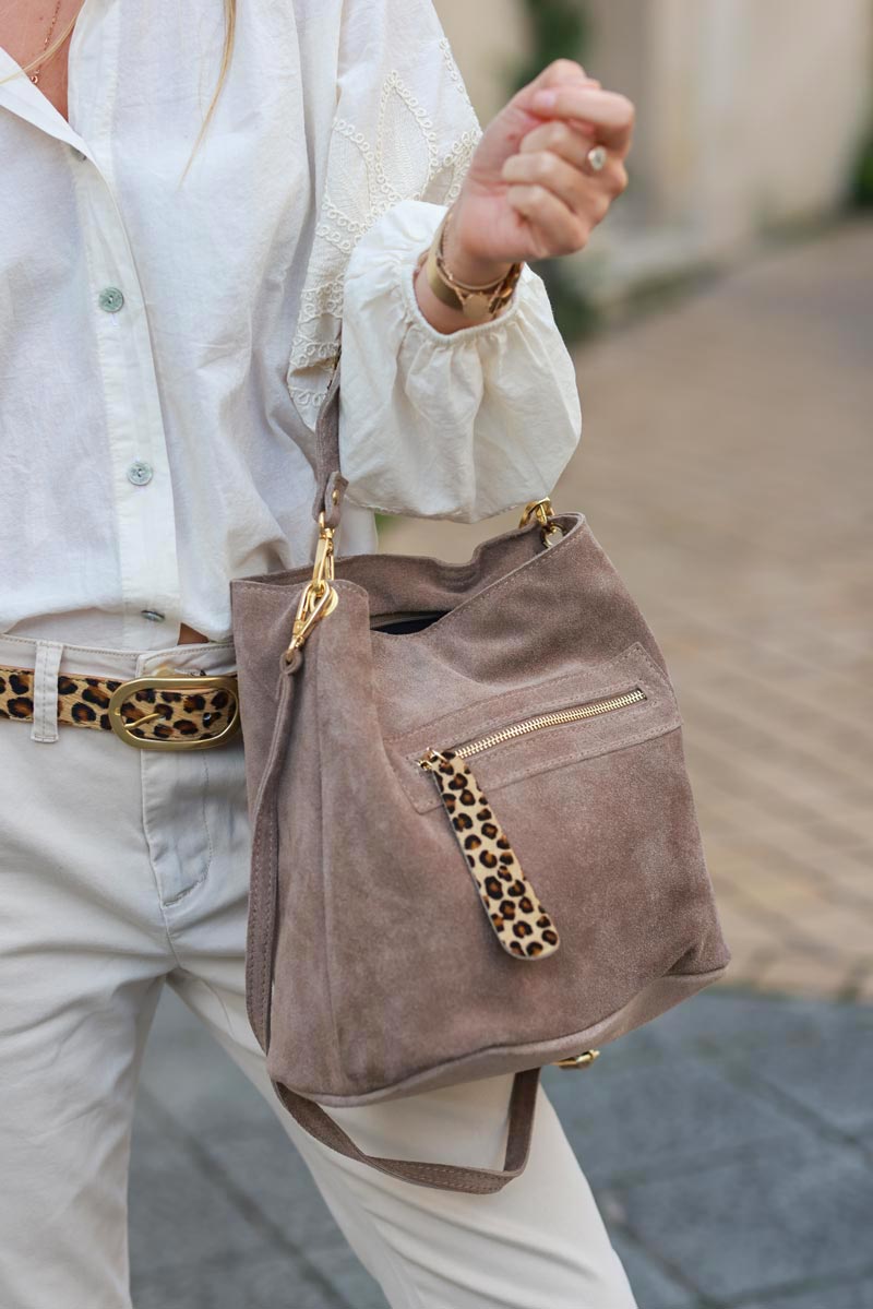 Bolso de mano tipo cubo en piel serraje color topo con detalles de leopardo