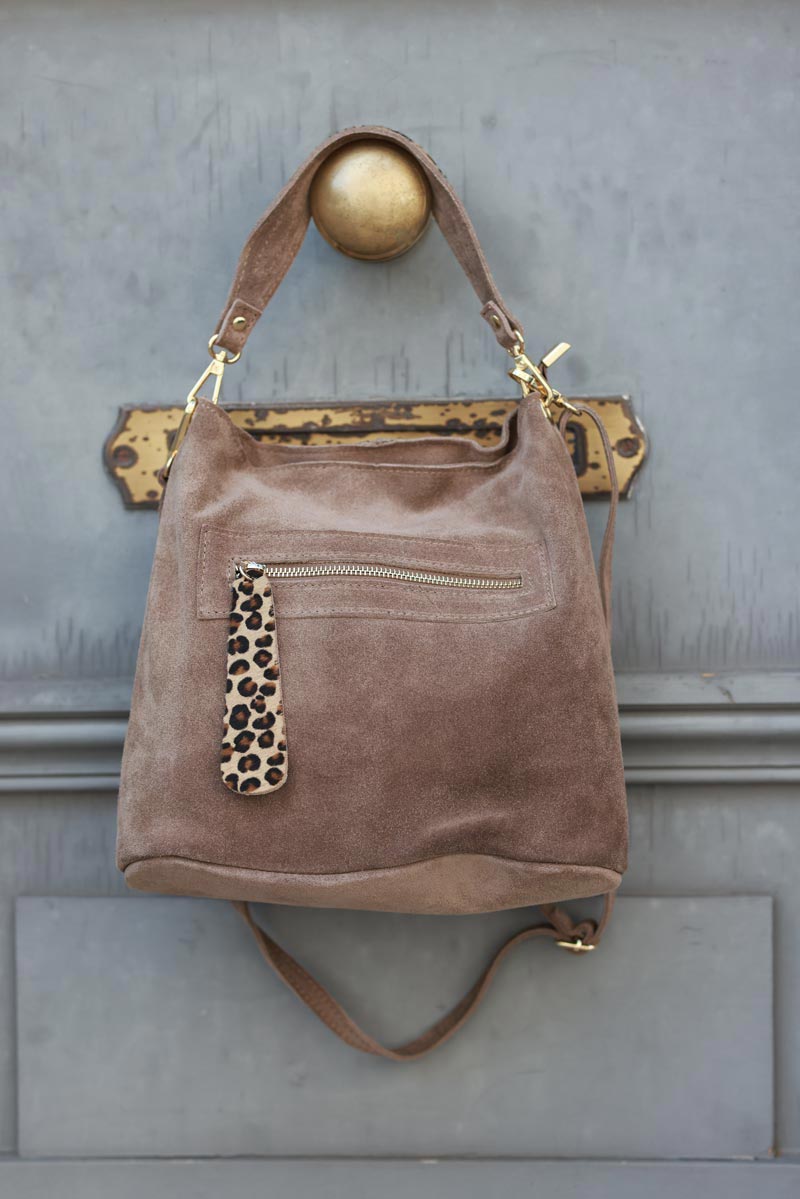 Bolso de mano tipo cubo en piel serraje color topo con detalles de leopardo