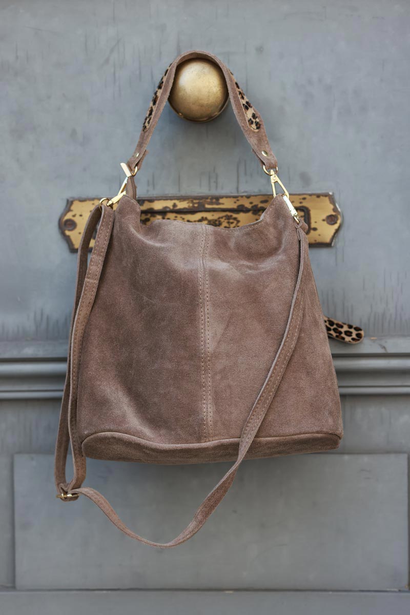 Sac à main forme seau taupe en cuir velours détails léopard