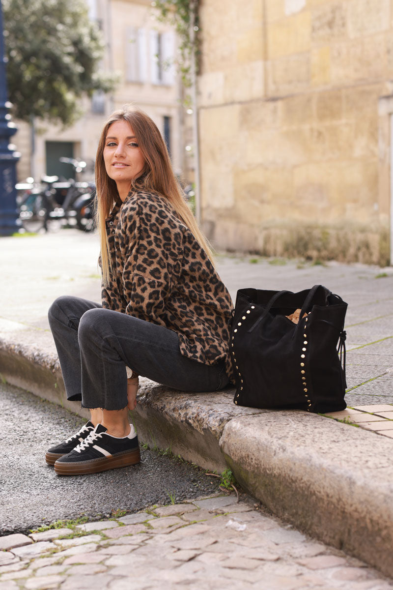 Sac à main noir en cuir velours souple avec clous