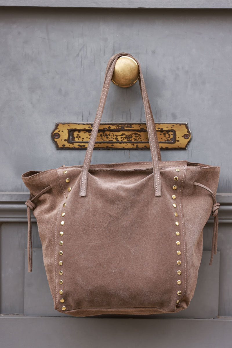 Sac à main taupe en cuir velours souple avec clous